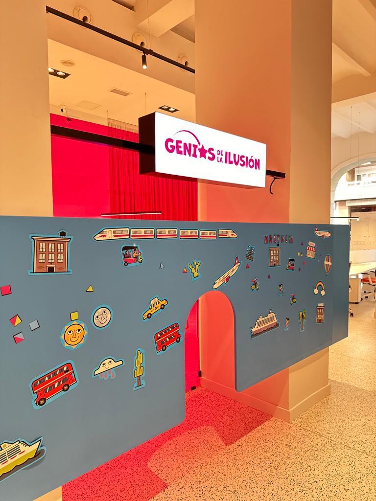 Decorado para niños con cartel "Genios de la ilusión" en la agencia de viajes de Valencia de Nautalia