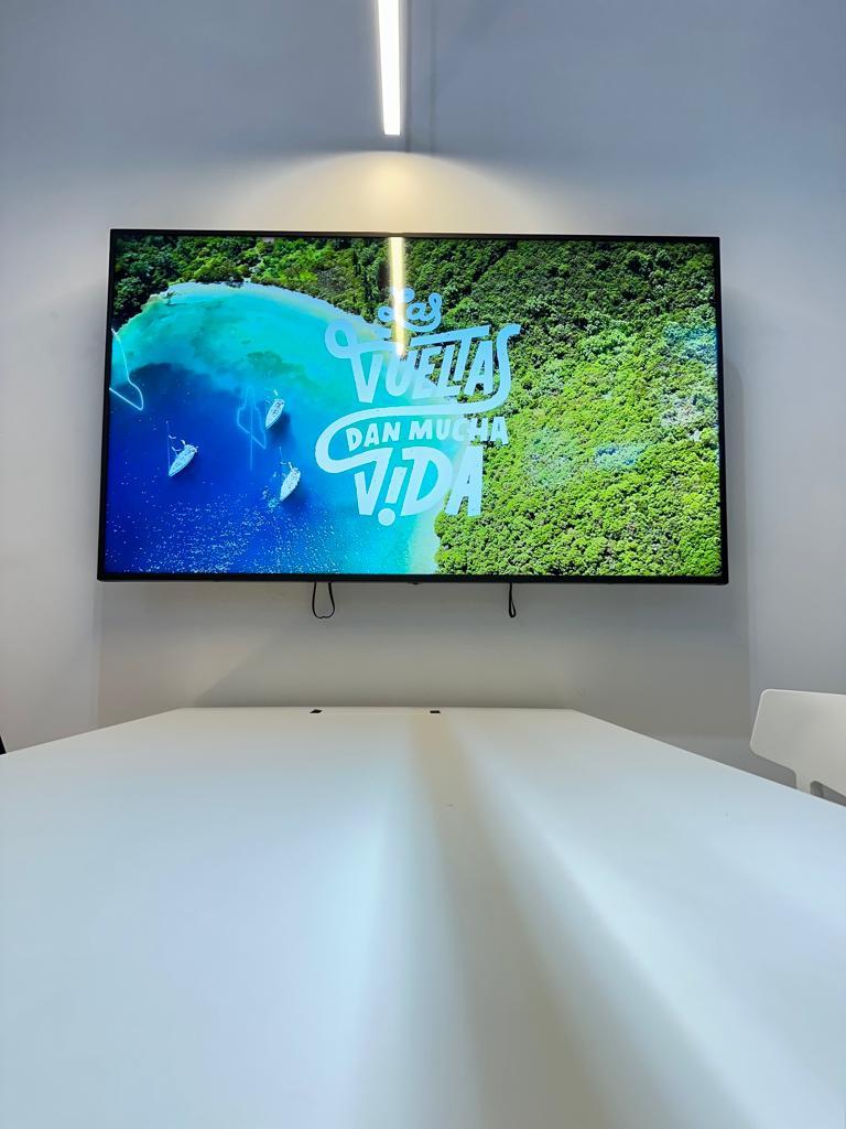 Televisión de gran formato en la agencia de viajes de Nautalia en Valencia