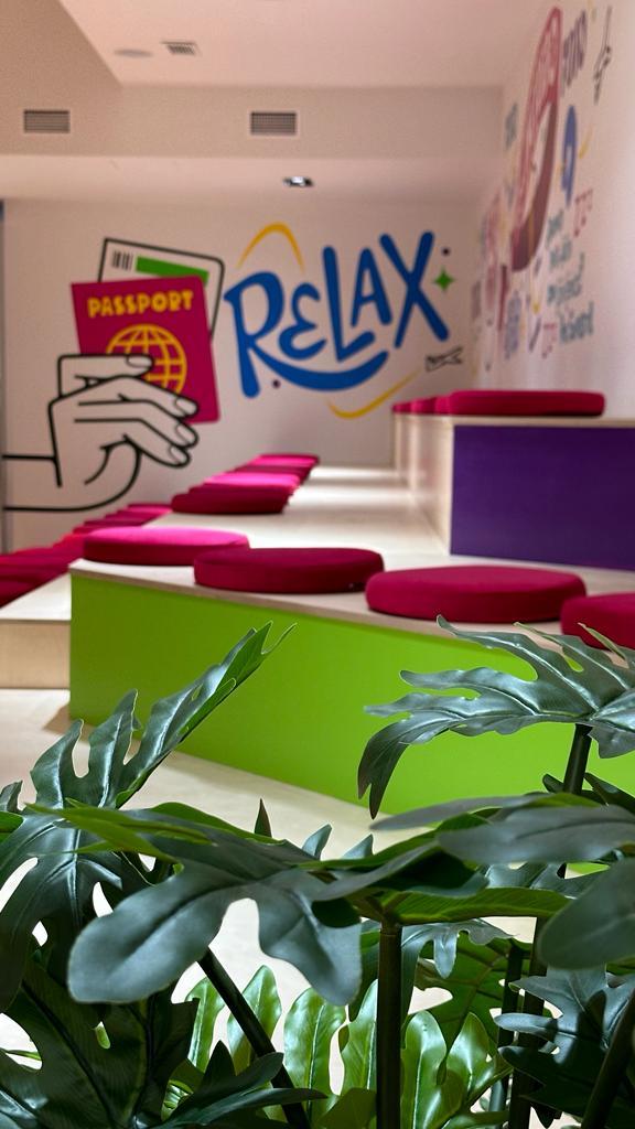 Grada con paredes decoradas en la agencia de viajes en Valencia de Nautalia